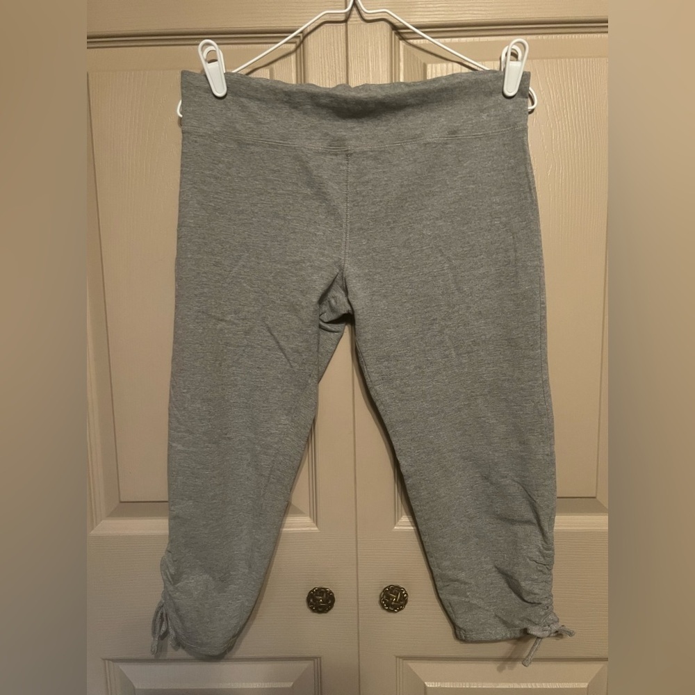 Gray Athletic Leggings with Elastic Waistband